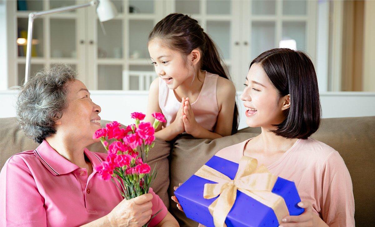 Không cần phải là món quà đắt tiền, có thể là bó hoa tươi cho mẹ hay ấm trà cho cha đều thể hiện lòng thành của bạn (Nguồn: Internet).