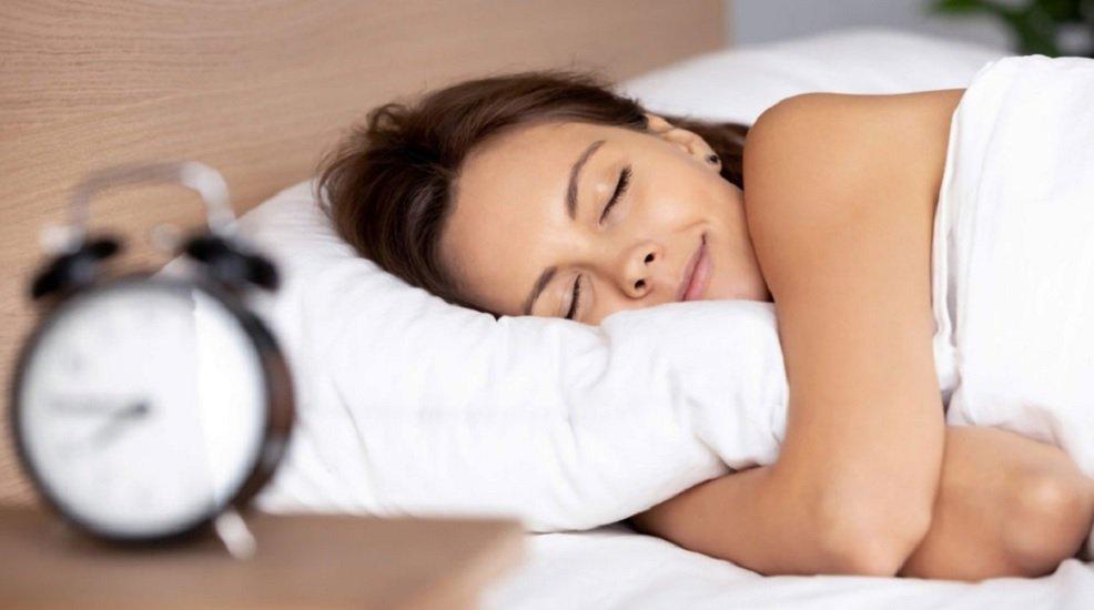 Người trưởng thành nên duy trì giấc ngủ từ 7 đến 8 giờ mỗi ngày (Ảnh: Internet).