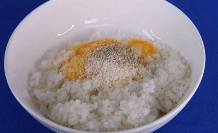 Bước 1: Tẩm ướp gia vị cho cơm nguội (Nguồn: Internet)