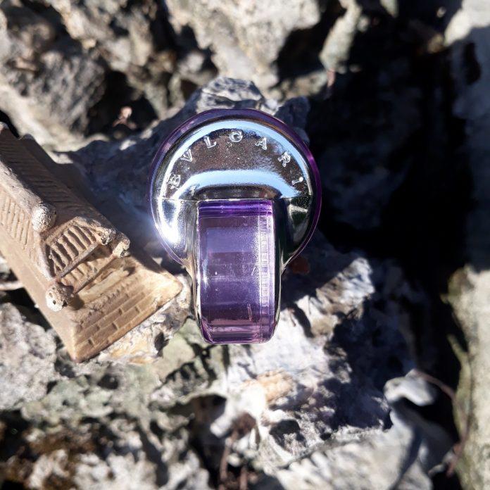 Ngoại hình vỏ lọ nước hoa Bvlgari Omnia Amethyste vô cùng xịn sò, lấp lánh (ảnh: BlogAnChoi).