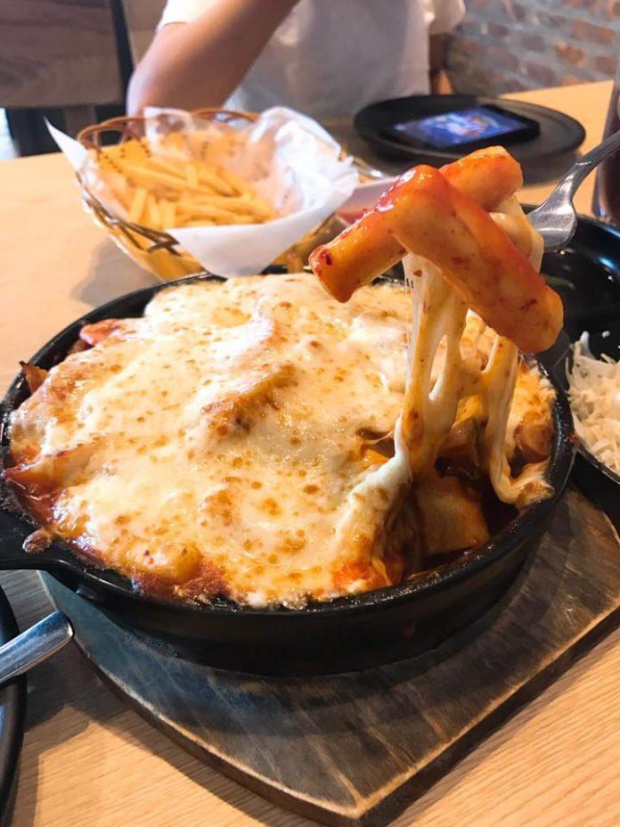 Teokbokki của Papas' Chicken Mỹ Đình (Ảnh Papas' Chicken Mỹ Đình) Top 10 quán gà rán ngon tại Hà Nội mà dân chơi hệ gà không nên bỏ lỡ! bảo quản máy rửa mặt Barsak Bonchon Chicken Vietnam Chicken BROS don chicken gà rán Gà Rán KucCu Hà Nội King Dakgalbi Món ngon quận Cầu Giấy Món ngon quận Hai Bà Trưng nhà hàng Nhà Hàng Gà Nollowa Papas Chicken Mỹ Đình quán gà rán ngon tại Hà Nội Ririmimi Food Tea thông tin Top 10 Vons Chicken