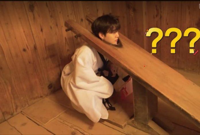 Hình ảnh Suga giả làm ma-nơ-canh để thoát khỏi sự truy đuổi của quân triều đình (nguồn: ảnh chụp màn hình)