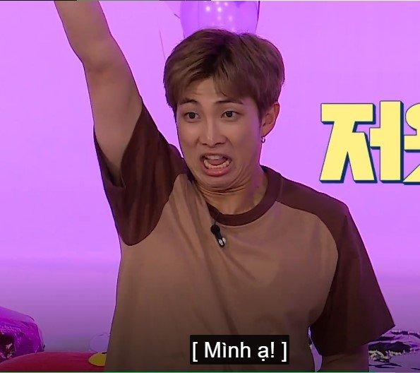 Khi RM diễn tả đà điểu (nguồn: ảnh chụp màn hình)