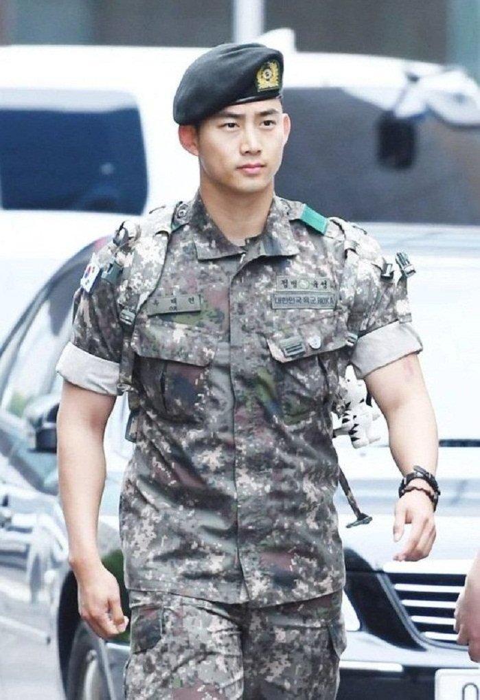 Taecyeon (2PM) và hình ảnh cực ngầu trong quân ngũ (Nguồn: Internet).