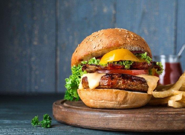 Bánh hamburger nhiều rau sẽ tốt hơn cho sức khỏe (Ảnh: Internet).