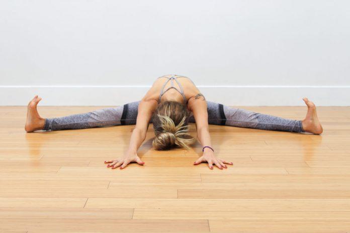 Wide Angle Seated Forward Bend (Tư thế cái compa) (Nguồn: Internet)