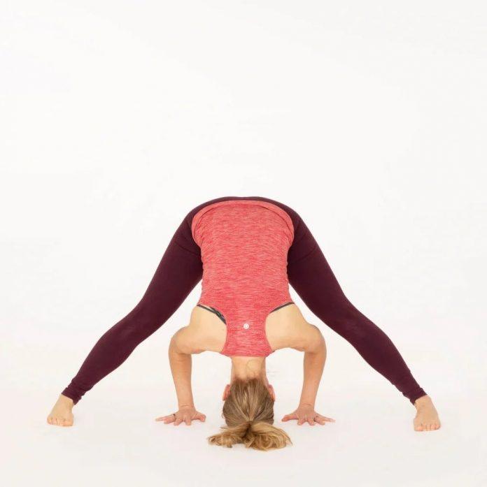 Wide Legged Forward Fold (Tư thế gập người chân rộng) (Nguồn: Internet)