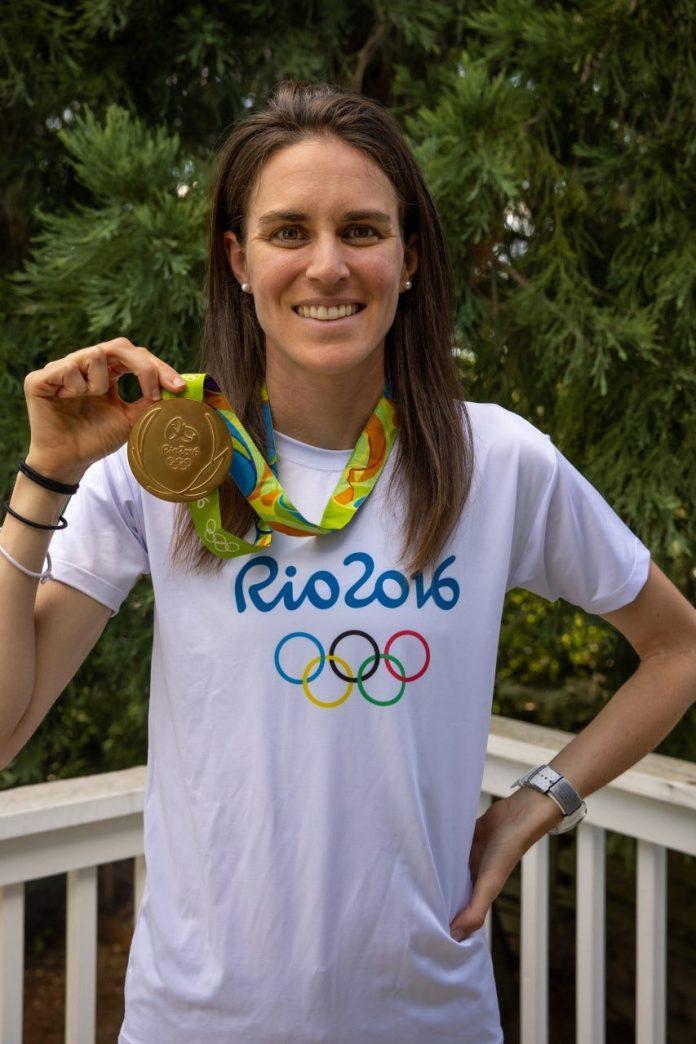 Gwen Jorgensen với HCV Olympic Rio 2016 (Ảnh: Internet).