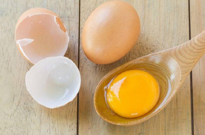 Ăn trứng sống không mang lại nhiều dinh dưỡng mà còn tiềm ẩn nhiều nguy cơ gây bệnh (Ảnh: Internet).