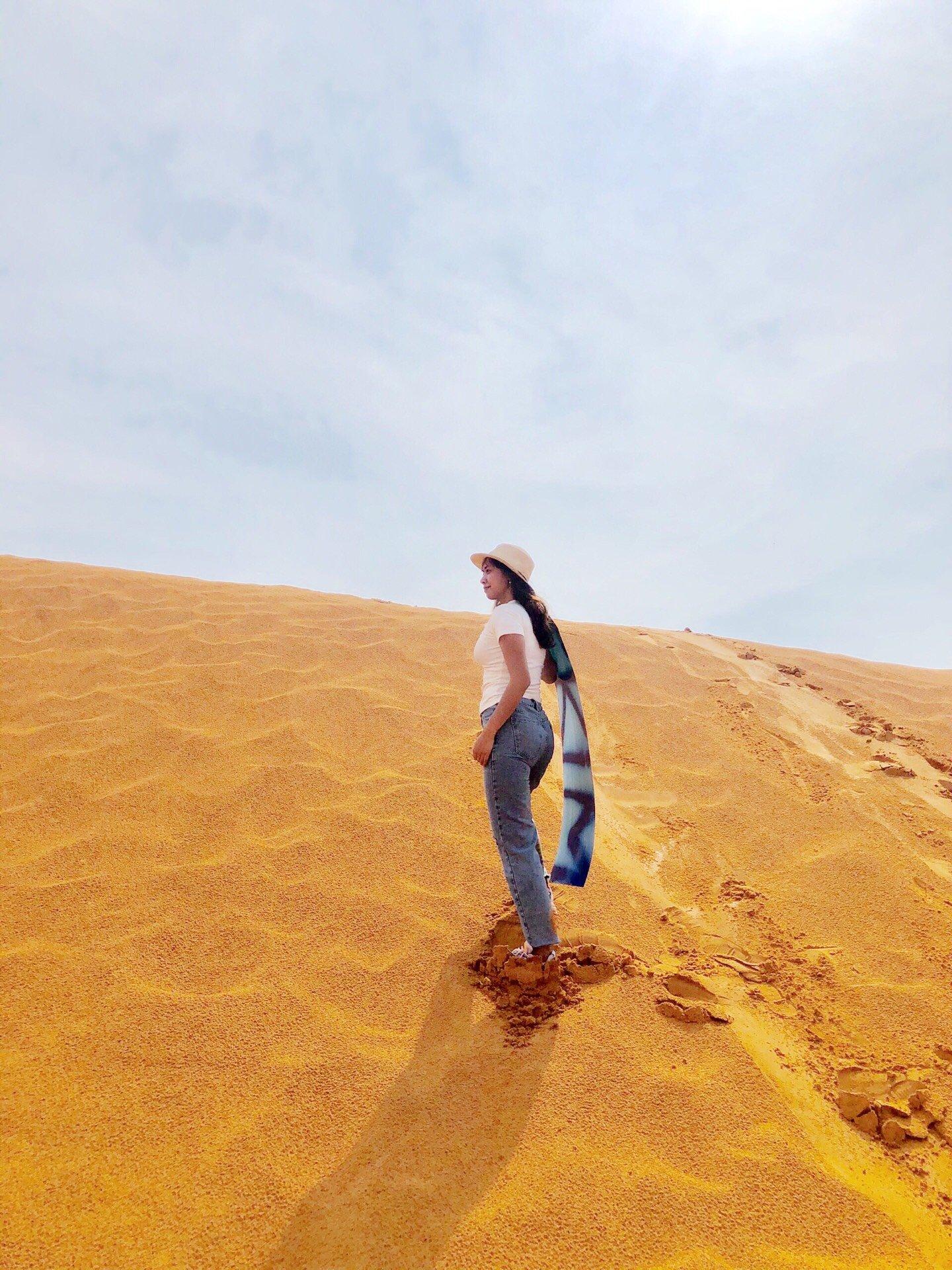 Trượt cát ở Bàu Sen (Ảnh: Kim Cúc).