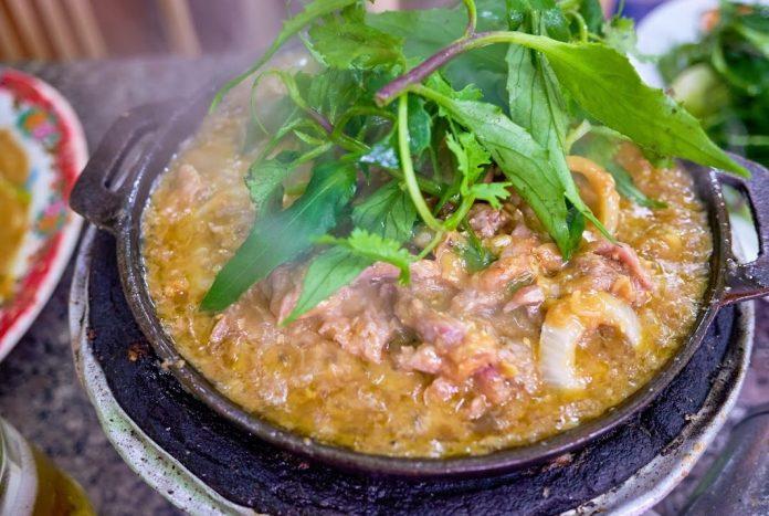 Món bò nhúng me của quán. (Ảnh: Internet)