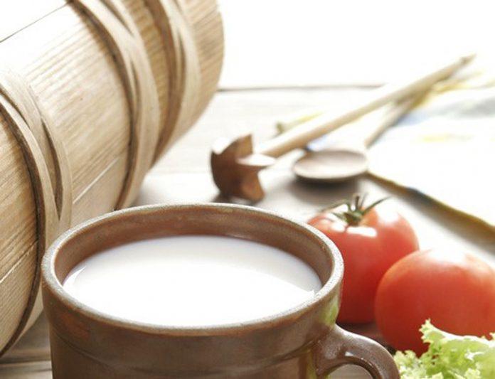 Cà chua và sữa tươi là sự kết hợp tuyết vời trong việc dưỡng da trắng sáng tự nhiên (ảnh: internet)