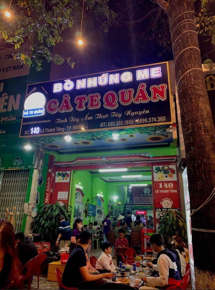 Không gian bên ngoài Cà Te Quán. (Ảnh: Kim Cúc)