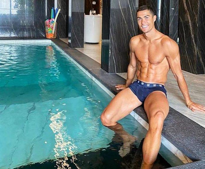 Ronaldo có hẳn một hồ bơi tại nhà (Ảnh: Internet).