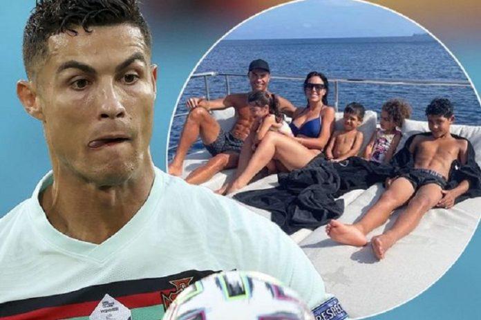 Ronaldo vẫn dành thời gian cho gia đình sau những mùa giải căng thẳng (Ảnh: Internet).
