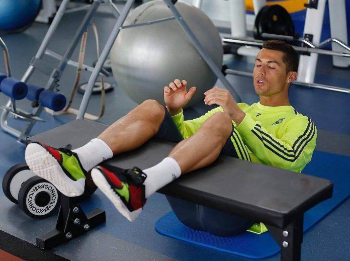 Có cần phải gập bụng tới 3000 cái mỗi ngày để có cơ bụng như Ronaldo? (Ảnh: Internet).