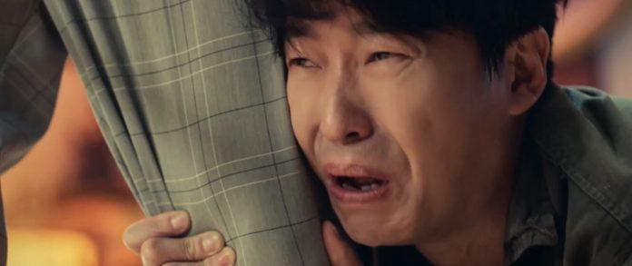 Dan-tae quỳ lạy van xin (nguồn: internet) Dan-tae quỳ lạy van xin (nguồn: internet)