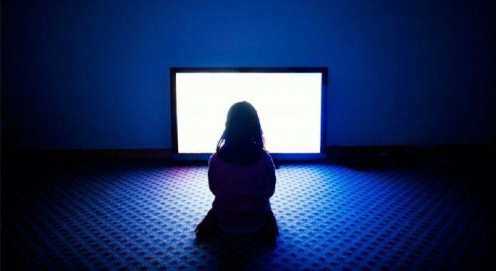 Nhiều người có thói quen xem TV trong phòng tối để cảm giác "thật" hơn (Ảnh: Internet).