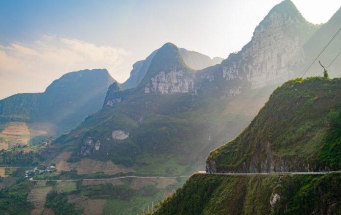 Dải lụa mỏng manh vắt ngang những dãy núi ngút ngàn (Ảnh: Phạm Xuân Quý).