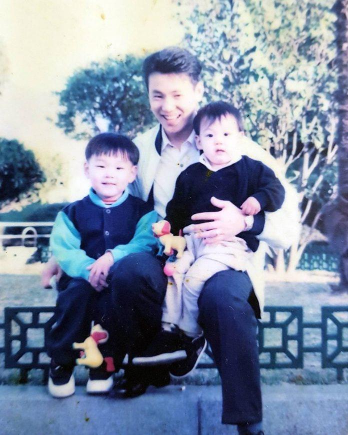 Jungkook và bố cùng anh trai (Ảnh: Internet)