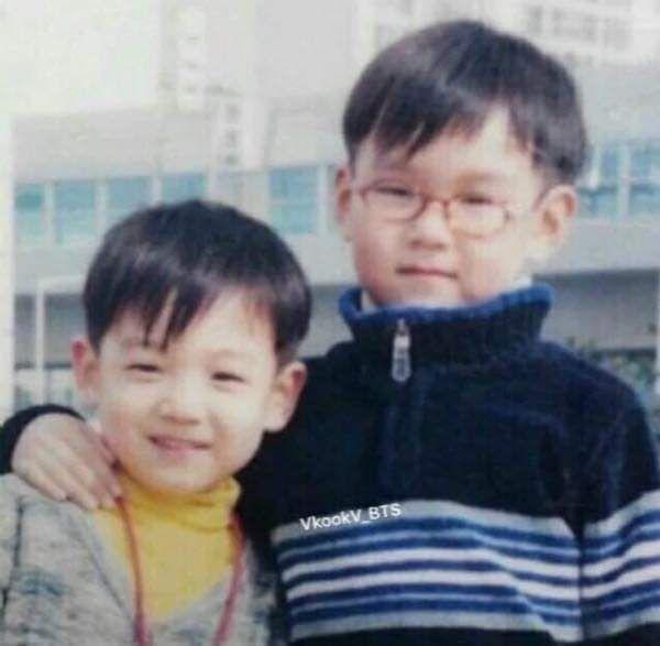 Hình ảnh Jungkook và anh trai khi còn nhỏ (Ảnh: Internet)