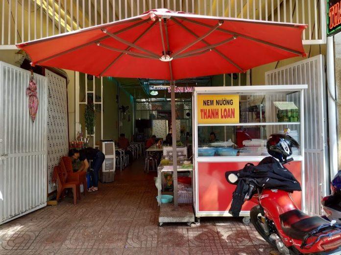 Không gian bên ngoài của quán. (Ảnh: Internet)