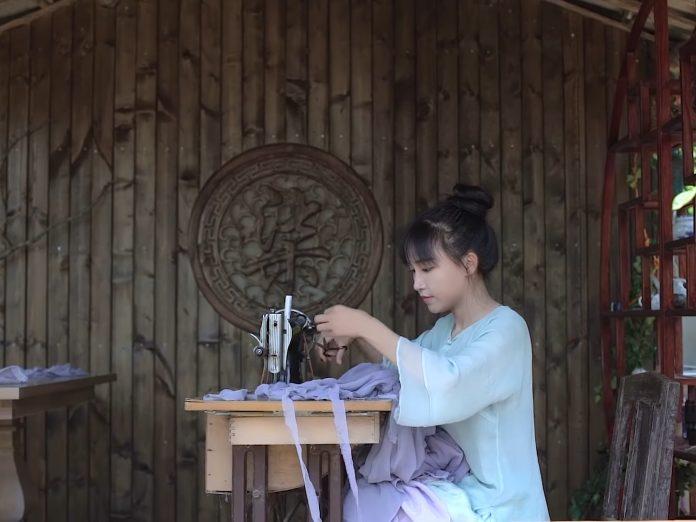 Không chỉ nấu ăn, Lý Tử Thất còn có các vlog làm đồ thủ công, truyền thống Trung Quốc. (Ảnh: Internet)