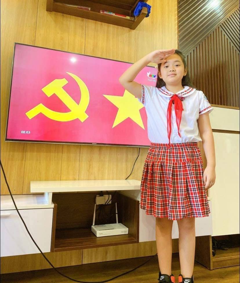 Các em học sinh tham gia ngày khai trường 2021 qua màn hình TV. (Ảnh: Facebook)