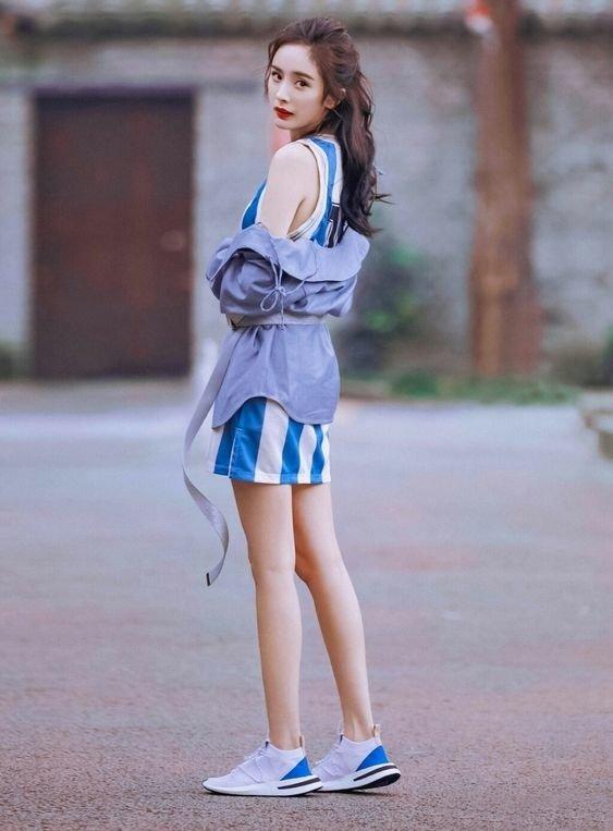 Nữ diễn viên Dương Mịch tự tin khoe đôi chân dài đầy quyền lực ( Ảnh: Internet )