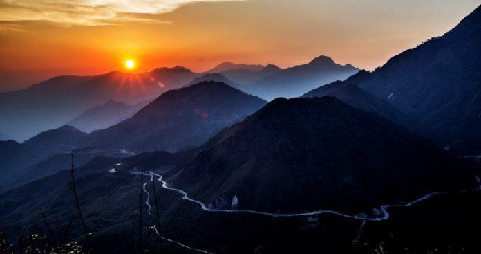 Ô Quy Hồ cũng được gọi là đèo Hoàng Liên do cung đường chạy qua dãy núi Hoàng Liên Sơn, hay đèo Mây do đỉnh đèo mây phủ trắng xóa quanh năm (Ảnh: Internet).