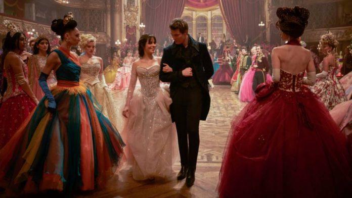 Dù chê nát phim nhưng ai cũng phải khen trang phục của Cinderella 2021 đẹp và lộng lẫy. (Ảnh: Internet)