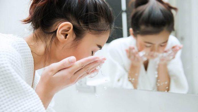Rửa mặt và lau sạch mồ hôi trên cơ thể sau khi xông hơi (ảnh: internet)