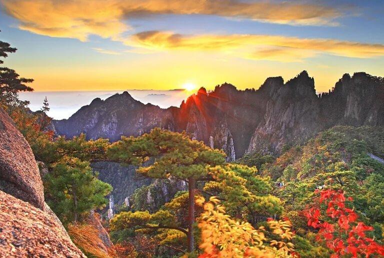 Núi cao hùng vĩ được bao phủ bởi sắc lá đỏ rực ở Hoàng Sơn (Trung Quốc) (Ảnh: Internet).