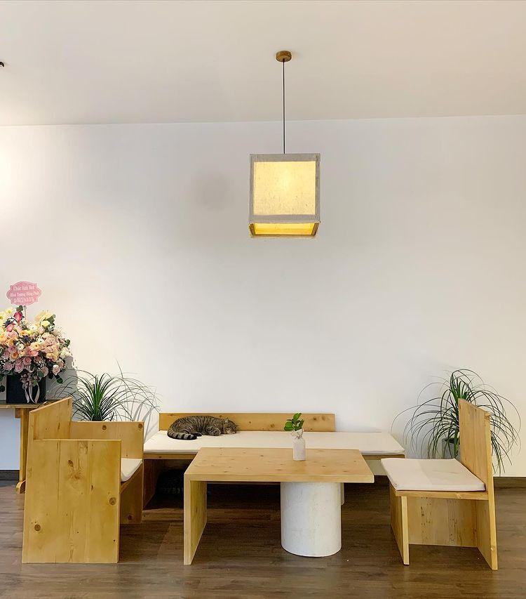 Phong cách thiết kế của quán theo hướng tối giản (ảnh: Instagram @