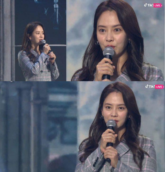 Song Ji Hyo mở màn cùng với ca khúc Missing You. (Ảnh: Internet).