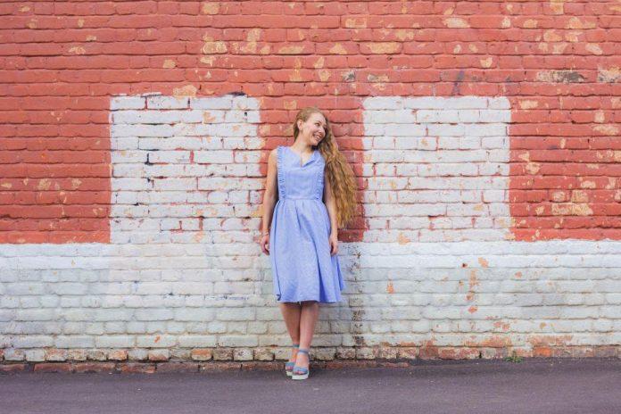 Váy trơn màu xanh nhạt cùng giày để bằng cùng màu (nguồn internet)