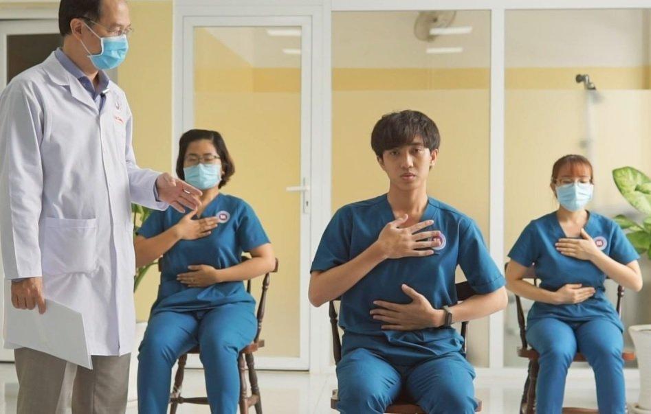 Video hướng dẫn tập phục hồi phổi, do Bác sĩ Calvin Q. Trịnh - bệnh viện 1A thực hiện (Ảnh: Internet).