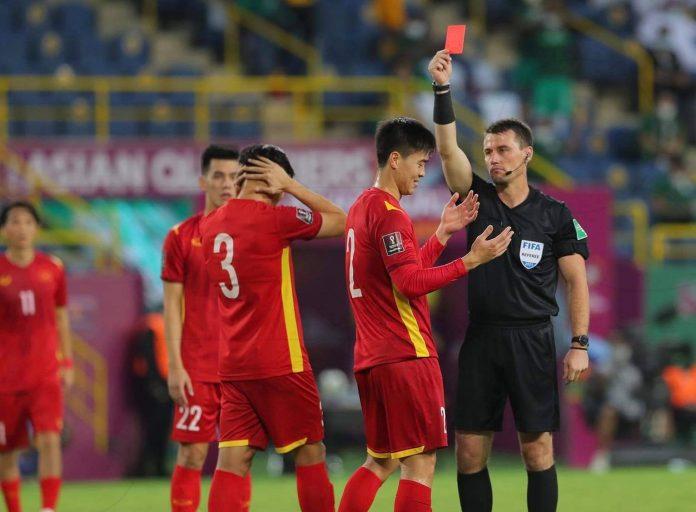 Duy Mạnh phải nhận thẻ đỏ trong trận đấu với ĐT Ả Rập Xê Út. (Ảnh: Internet)