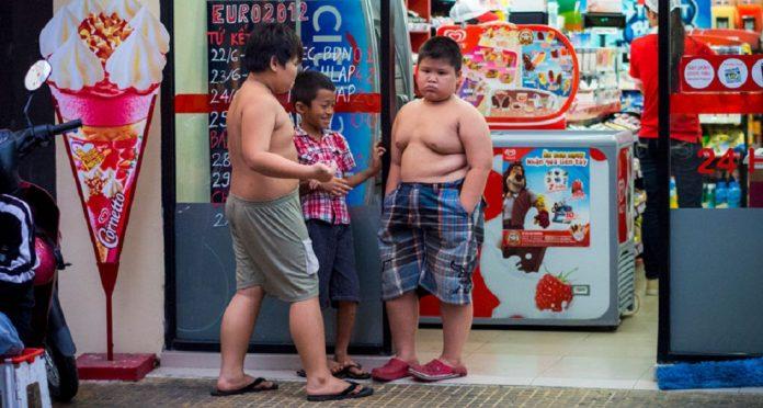 Vấn nạn trẻ em béo phì đang xảy ra trên khắp thế giới (Ảnh: Internet).