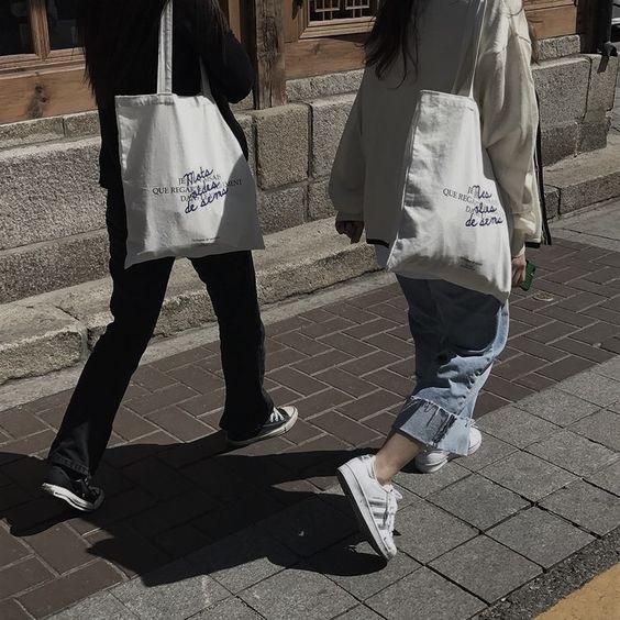 Túi tote trắng phong cách minimalist đựng được nhiều đồ thích hợp cho sinh viên, học sinh (ảnh: internet) Túi tote trắng phong cách minimalist đựng được nhiều đồ thích hợp cho sinh viên, học sinh (ảnh: internet)