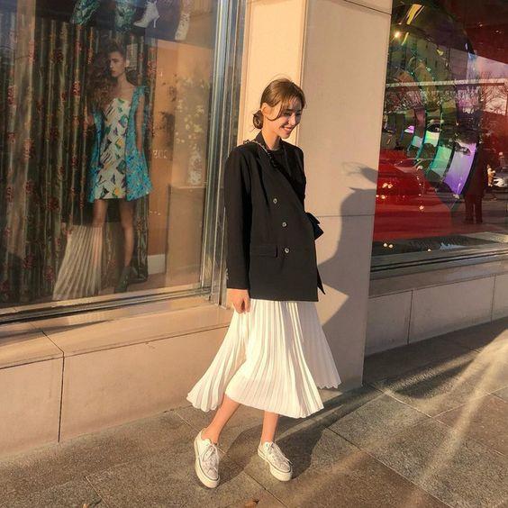Blazer phối cùng một chiếc chân váy trắng tạo nên một outfit năng động, cá tính (ảnh: internet) Blazer phối cùng một chiếc chân váy trắng tạo nên một outfit năng động, cá tính (ảnh: internet)