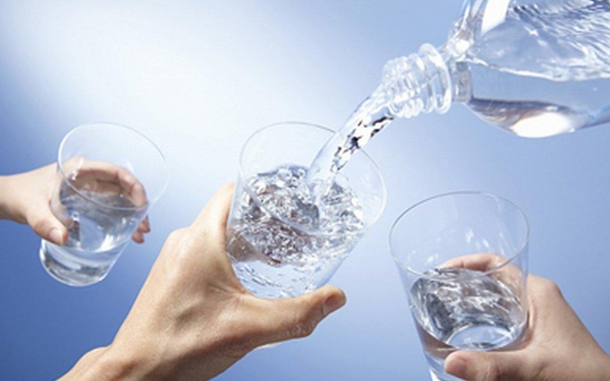 Hãy chia lượng nước cần uống thành nhiều lần, mỗi lần uống một ngụm nhỏ (Ảnh: Internet).
