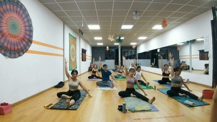 Chủ kênh Trần Bạch Ngọc là một huấn luyện viên yoga giàu kinh nghiệm. (nguồn: Internet)