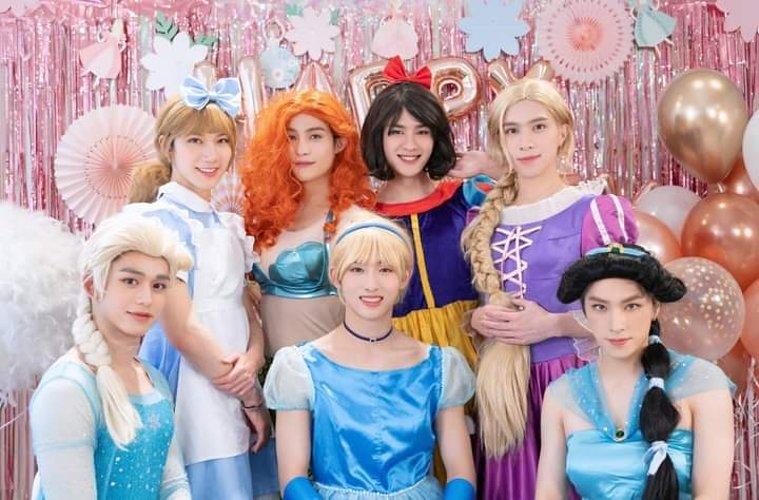 WAYV hóa trang thành những nàng công chúa Disney. (Nguồn: Internet)