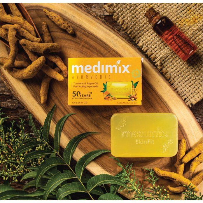 Xà phong Medimix Nghệ & Dầu Argan có tone màu vàng đặc trưng và bắt mắt ( Nguồn: internet)