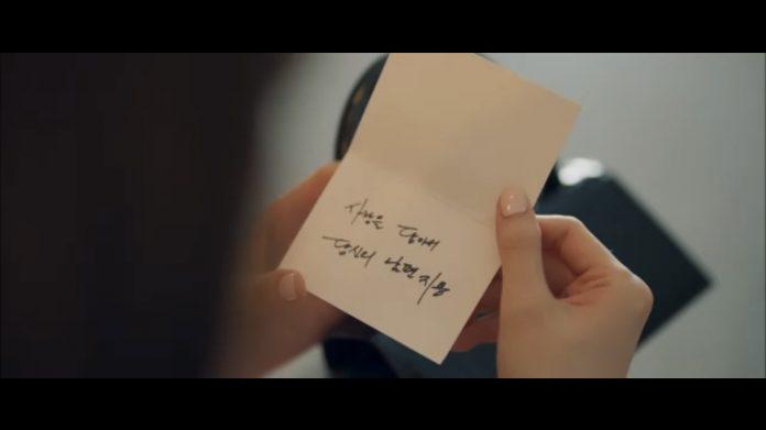 Na-yoon cầm tờ giấy trên tay và xé (nguồn: internet)
