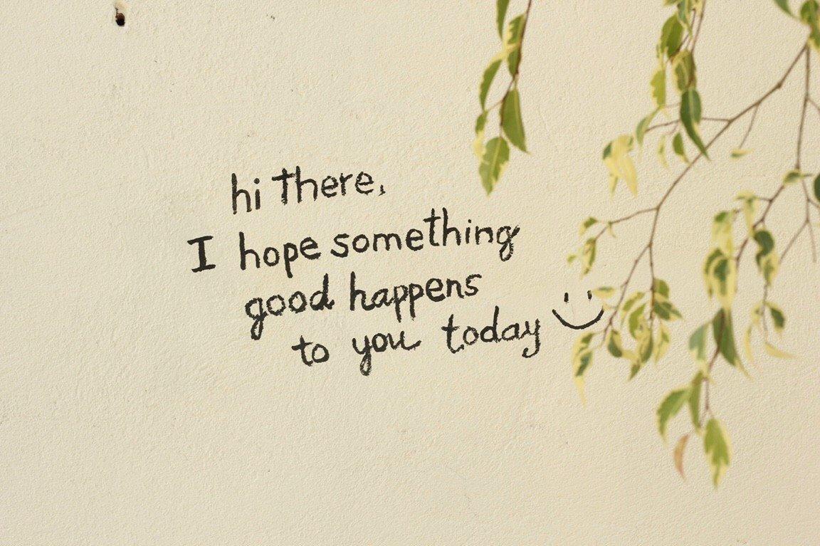 Một câu nói dễ thương được viết lên tường chỗ vào quán. " Chào cậu, Tụi mình hi vọng mọi thứ tốt đẹp sẽ đến với cậu hôm nay" được decor trên bức tường bên ngoài quán.