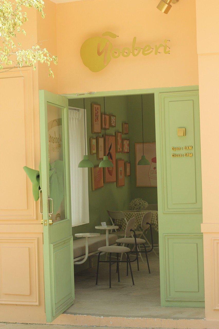 Chiếc cửa vào quán cũng theo một tone màu pastel xinh ơi là xinh.