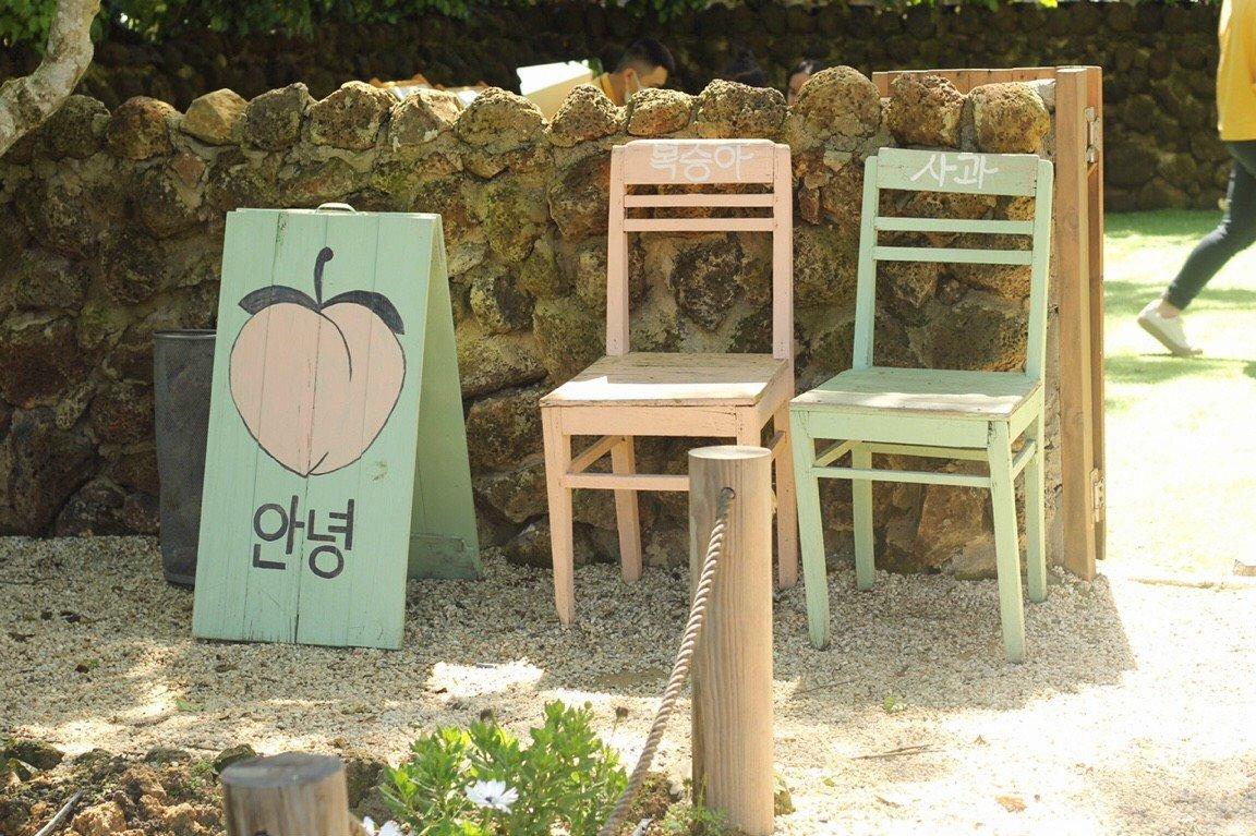 Với những bức tường đá trông như những ngôi nhà ở Jeju Hàn Quốc vậy.