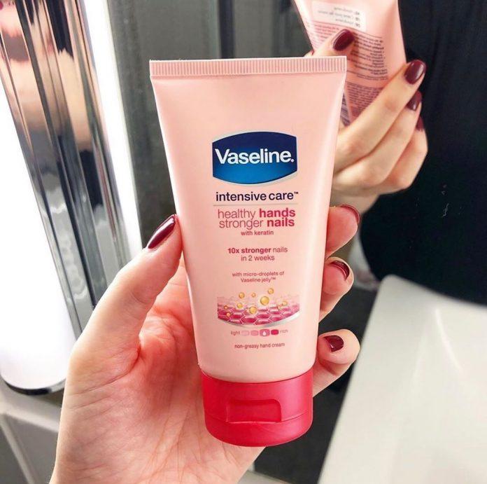 Kem dưỡng ẩm làm mềm tay và nuôi dưỡng móng chắc khỏe Vaseline (Ảnh: Internet)